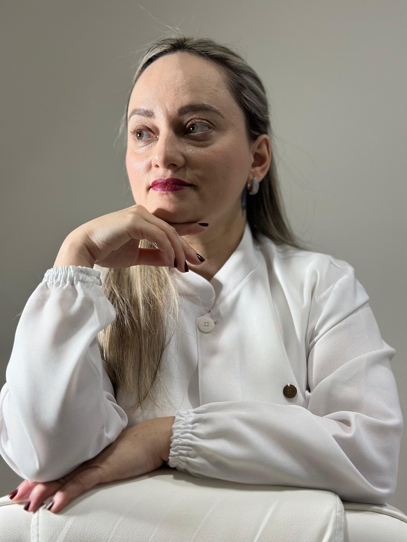 Dra. Thaís Sena - Cirurgiã-Dentista